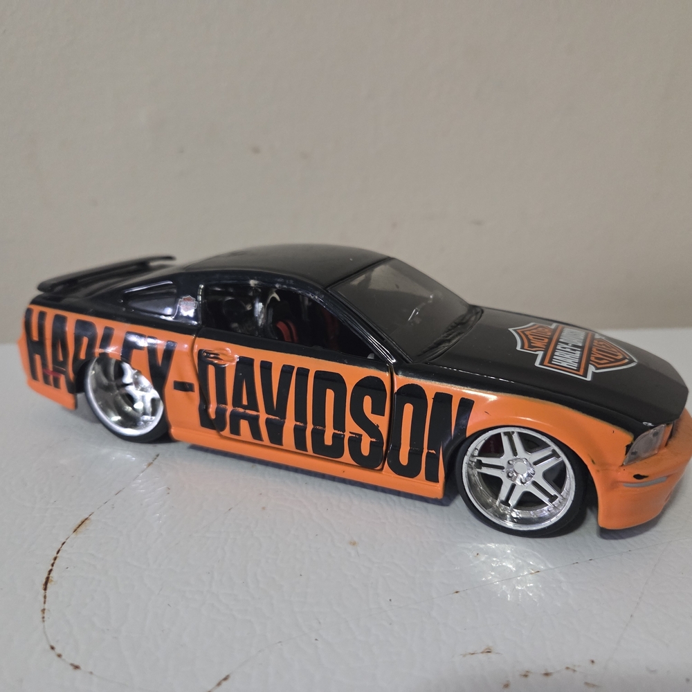 2011 FORD MUSTANG GT #1 1:24 DIE-CAST CUSTOM Harley Davidson